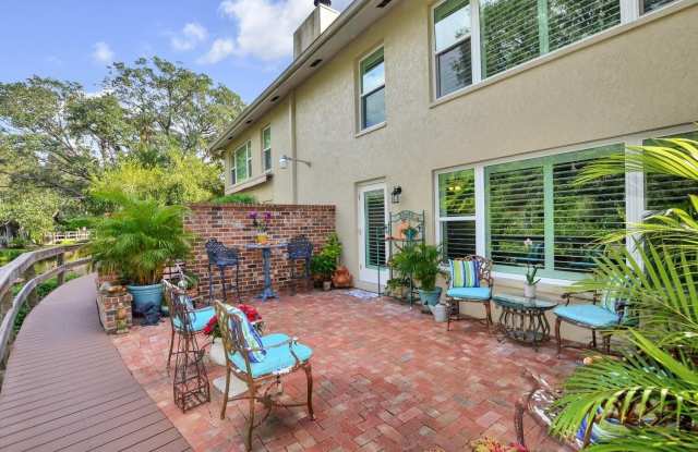 2927 W GANDY BOULEVARD