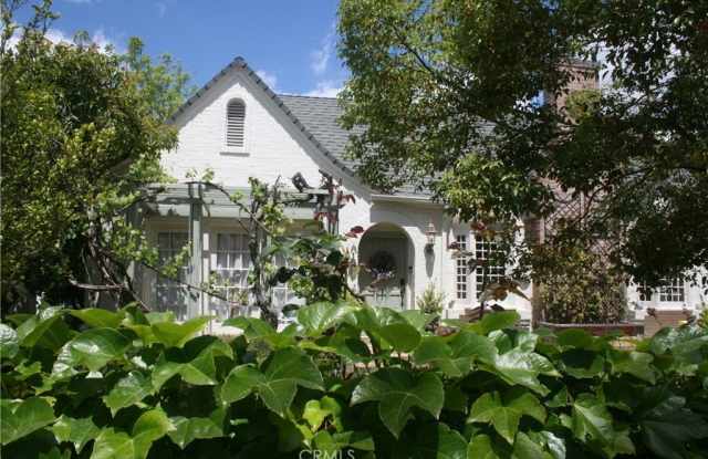 2421 N Heliotrope Drive