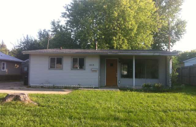 Very nice 3bed/1bath south side home w/ garage  fenced in back yard