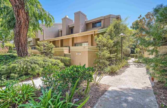 3253 Caminito Eastbluff