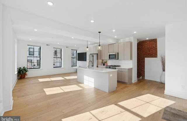 2141 E HAGERT Street unit: B