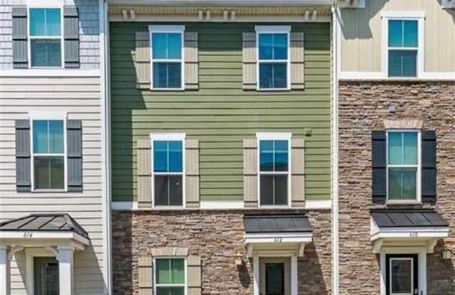 Gorgeous Tri-Level Condo