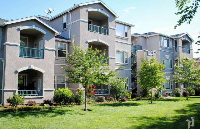 Sterling Oaks Luxury Apartments