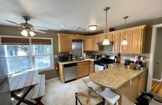 Photo of 425 Sylvania Avenue unit: Garage Apartment