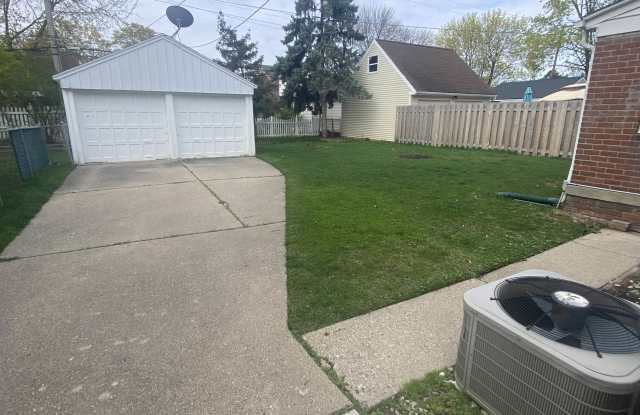 1851 Country Club Dr