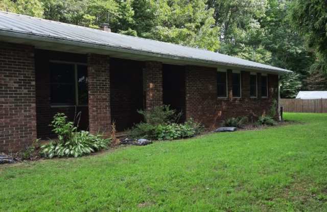 $1,780 - 3 Bedroom 1.5 Bathroom Unfurnished Home Near Hospital in Sylva
