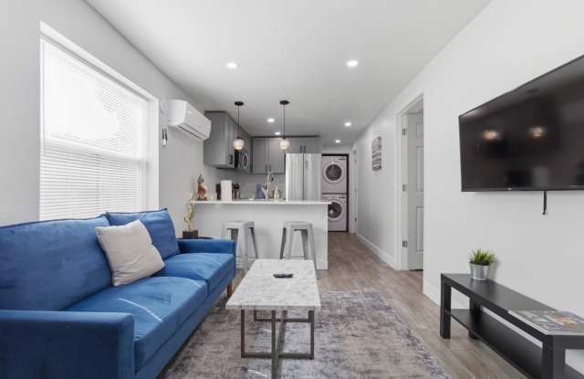 308 W Amelia Ave