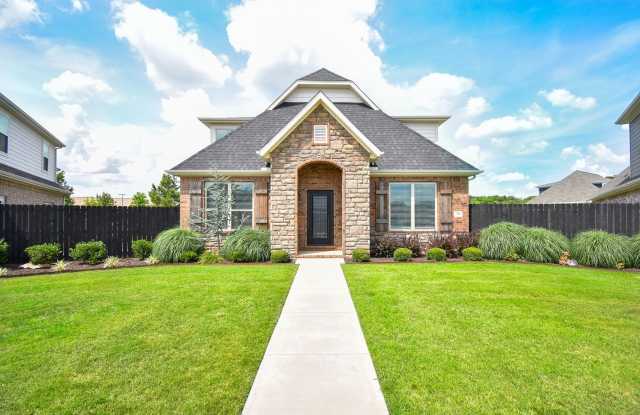 Luxurious 4 Bedroom, 3.5 Bathroom Home In Fayetteville!! Minutes from the U of A!!