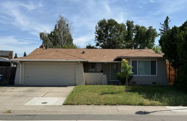 Beautiful and renovated 4 Bed 2 Bath in Sacramento!