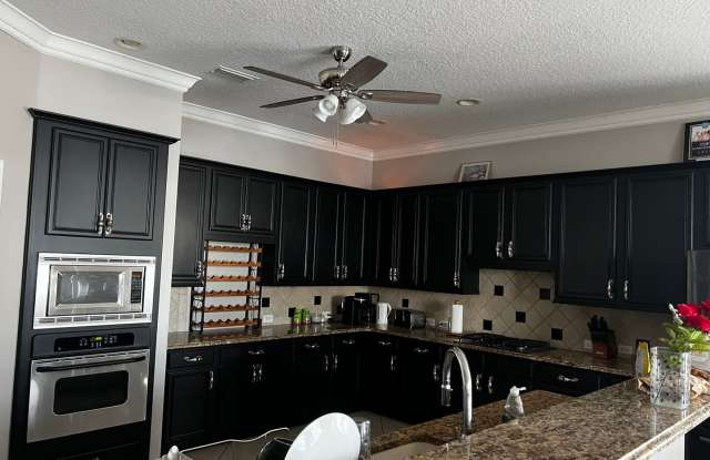 6 Bedroom Single Family Home in Apollo Beach