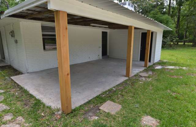 Zachary School District! Rustic Country Living with the conveniences of the City