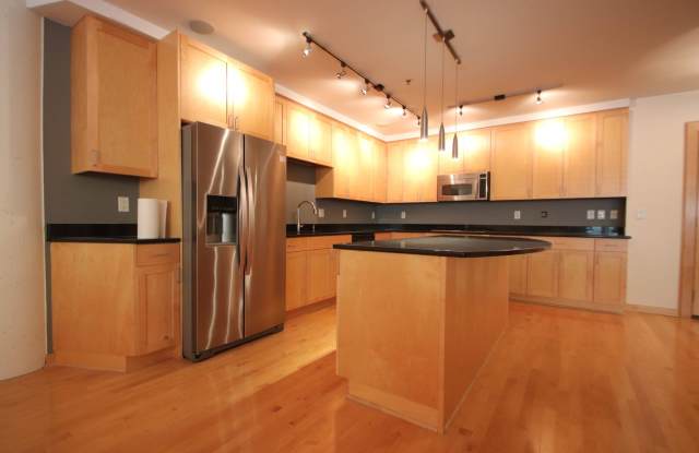 Trendy 1-Bedroom Loft in Rock Island Lofts, North Loop - Live in Style! Free parking space!