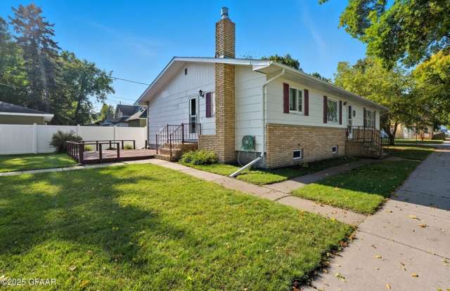 Photo of Spacious 4 Bedroom Home with 3 Stall Garage Grand Forks