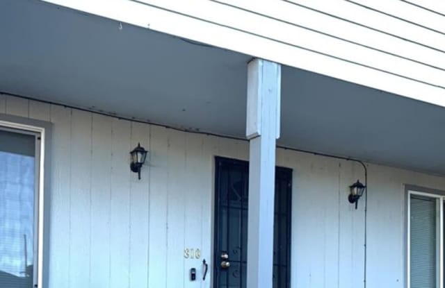 3BED 2BATH - Garage, Fenced Yard, storage Shed  Laundry Hookups
