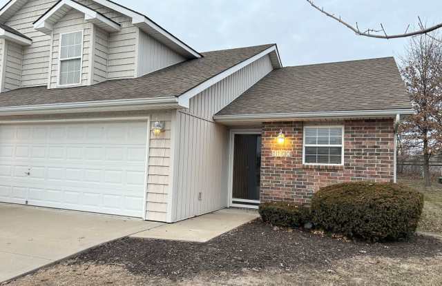 3 Bed 2 Car Duplex in Grain Valley (New Flooring, Carpet, and Paint)