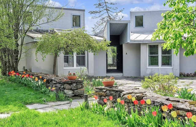 Photo of Charming 3BR Townhome in South Woodstock