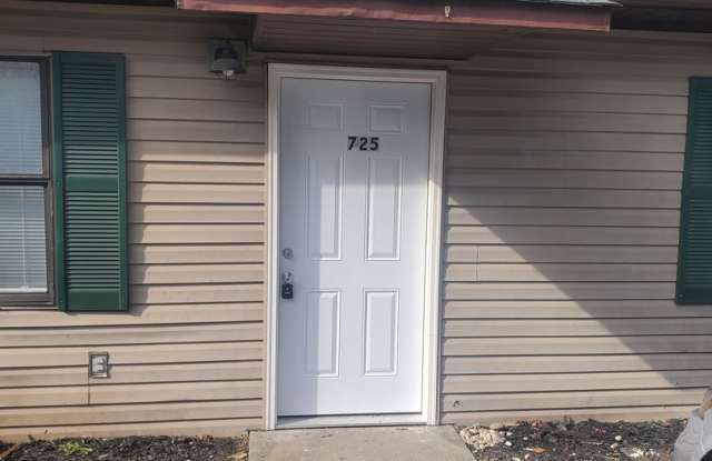 Sevierville - 2 bedroom, 1 bath apartment - Call Linda Meese (865) 591-6004