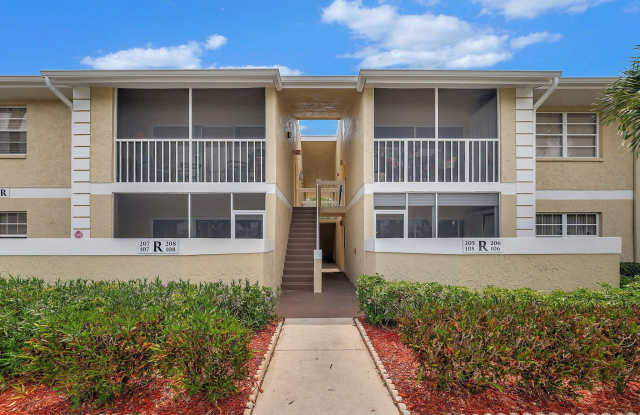 1558 SE Royal Green Circle