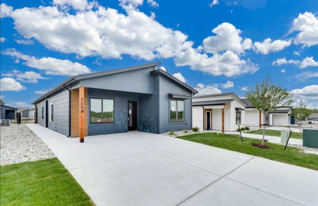 Beautiful Five Bedroom, Two Bathroom Falcon Falls