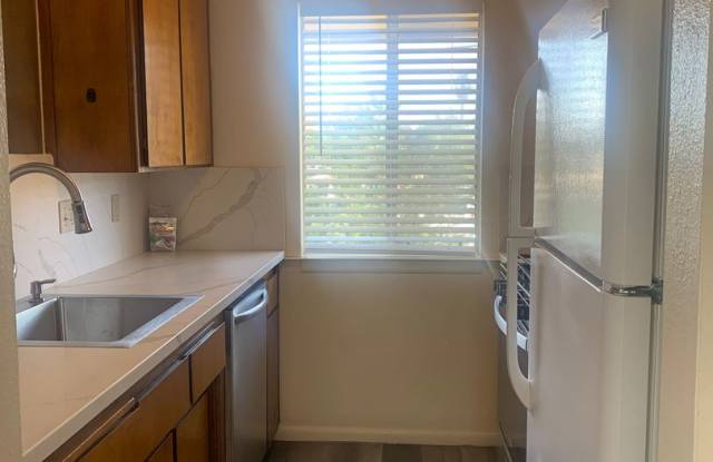 2 Bedroom 1 Bathroom Upstairs Apartment for Rent