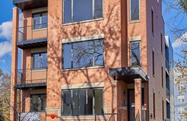 1405 E 65th Place unit: 2A