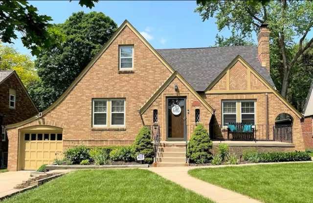 Omaha Country Club Bungalow!