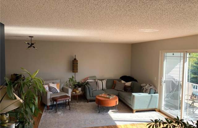 4770 Underwood Lane N