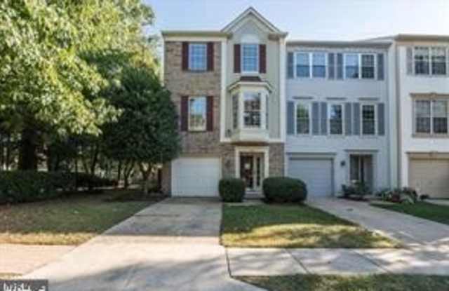 353 BARNFIELD SQ NE