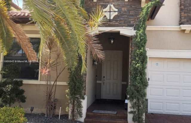 9910 NW 86th Ter