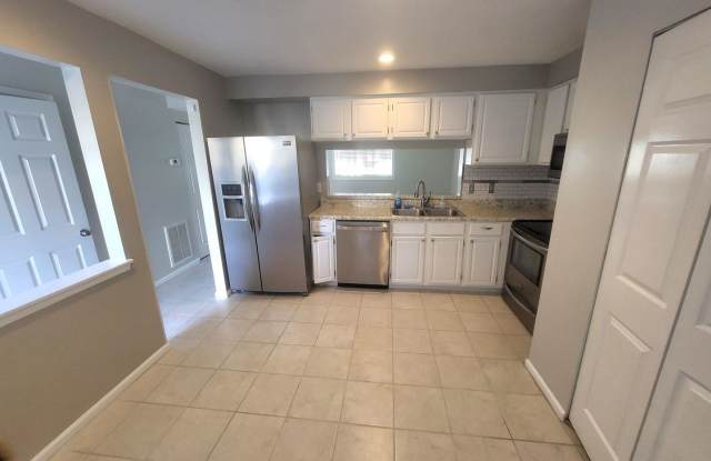 47 Lucinda Ct – Move In Special! Move in before April 1st  get ½ off your first full month’s rent!