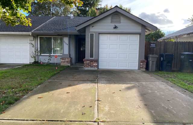 Photo of Spacious Halfplex in a Court