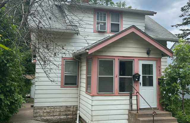 Photo of 983 Maryland Ave. E, 1