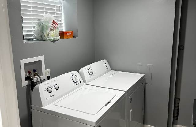 1088 E Sleepy Hollow Ln