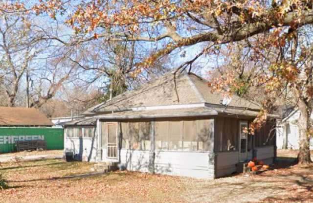 Recently renovated 2br/1ba home - Pets welcome!