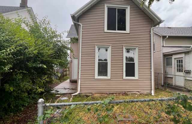 3 bed 1.5 bath house in West Davenport!