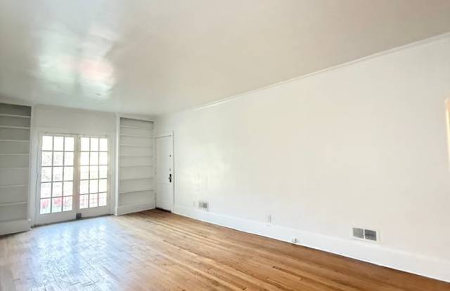Photo of 3 Bed in the heart of Blackstone District! Available Now!