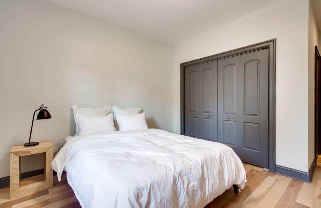 410 - 412 Richardson PL NW