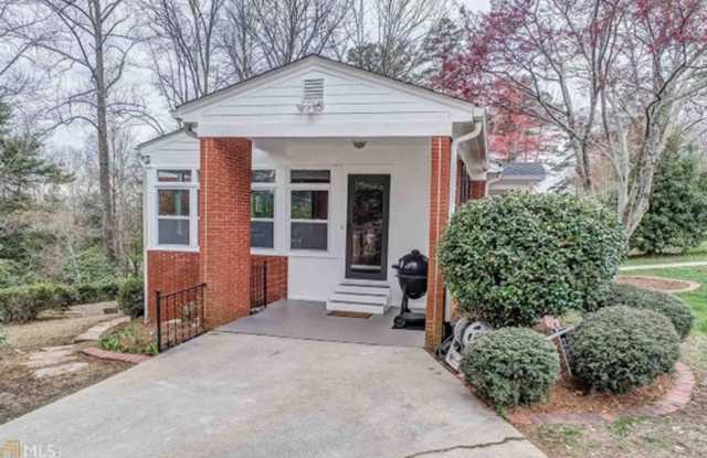 Discover the charm of this cozy single-family home, where your dreams can take shape and flourish!
