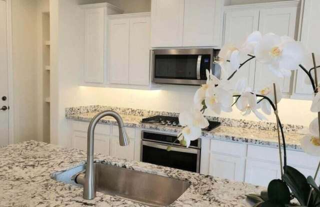 1912 E Rosemary Drive