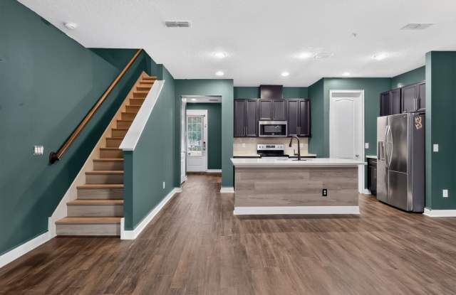 Charming 4BR Townhome in Winter Garden