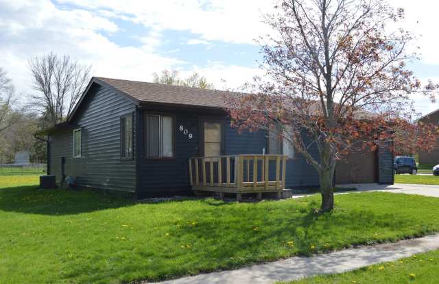 FOR RENT: 3 Bedroom House - 809 West 12th Avenue North, Clear Lake, IA 50428