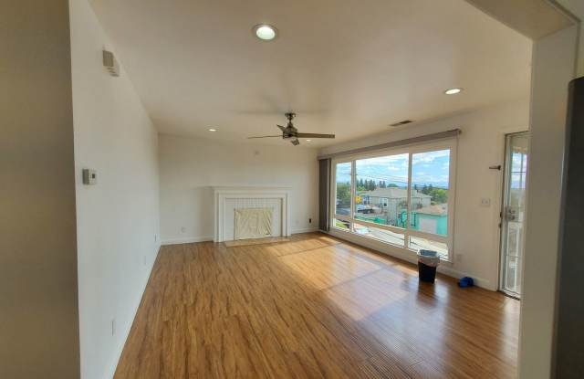 Photo of 3 Bed 2 Bath with Great Views in San Leandro For Rent!!