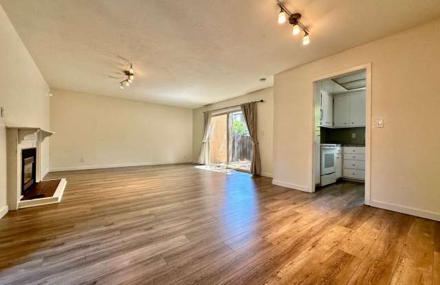 Spacious 3 Bed 2.5 Bath Walnut Creek Townhome - Commuter's Dream!