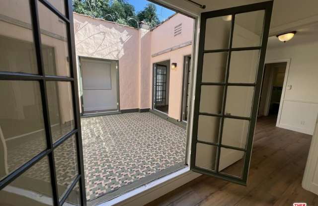 Photo of 4956 S San Vicente Blvd