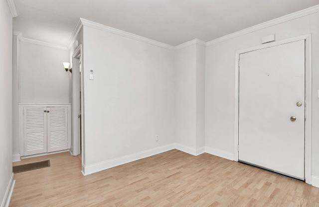 Cozy One Bedroom Triplex in Dilworth!