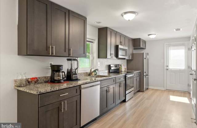 15204 PEERLESS Avenue