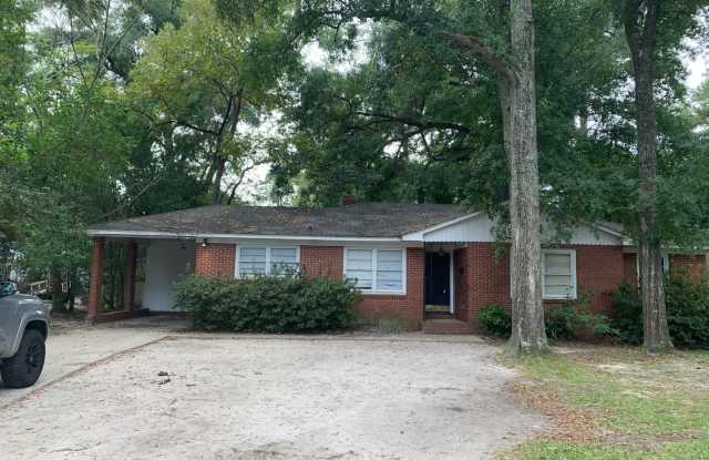 Charming 3-Bedroom, 1.5-Bathroom Brick Rental Home Near VSU & SGMC – Valdosta, GA