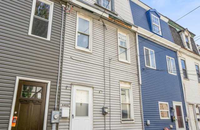 THREE BEDROOM + DEN IN THE HEART OF BLOOMFIELD! - 4408 Woolslayer Way, Pittsburgh, PA 15224