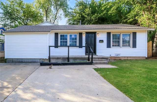 Photo of 1105 S Locust Commons