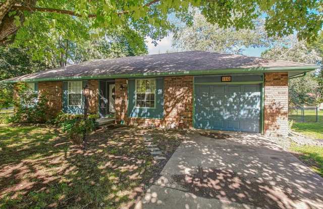 Cozy 3 Bed with a GORGEOUS patio and backyard